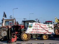 Αγρότες: Ζεσταίνουν τις μηχανές των τρακ...