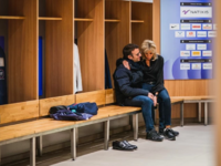 Η Μπριζίτ Μακρόν στα πόδια του Εμανουέλ ...