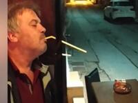 Όχι που δεν θα έβρισκε τρόπο να καπνίσει...