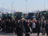 Αγρότες: Κομμένη στα δύο η Ελλάδα – Έκλε...