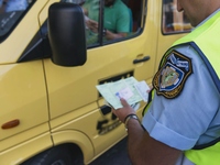 Τροχαίο με σχολικό στη Βούλα - Τραυματίσ...