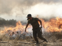 Φωτιά στην Πάρνηθα: Εκκενώνεται προληπτι...