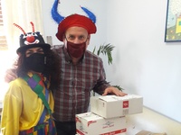 Σοκολατορίχτες μοίρασαν σοκολάτες σε Άσυ...