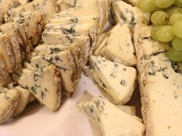 Ροκφόρ vs. άλλα μπλε τυριά: Τι το κάνει μοναδικό;