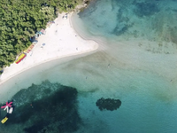 Μπέλλα Βράκα: Η παραλία με το αστείο όνο...