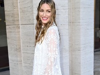 Ολίβια Παλέρμο: Με αιθέριο cape look και...