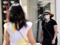 Τι ισχύει για τις μάσκες σε υπαλλήλους κ...