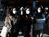 Πόσες ώρες επιβιώνει η παραλλαγή Όμικρον...