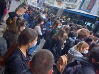 Πάτρα: Συνωστισμός το πρωί στην αφετηρία...
