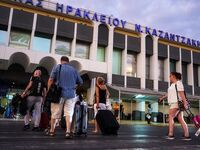 Αεροδρόμιο Ηρακλείου: Επιβάτης υπέστη εγ...
