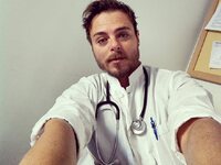 Νίκος Μίχας: Από το Fame Story, γιατρός ...