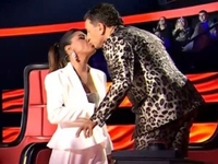 Το φιλί Παπαρίζου- Μαζωνάκη στο «The Voi...