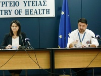 Κορωνοϊός – LIVE: Η ενημέρωση από Μαγιορ...