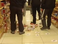 Βόλος: Εισέβαλαν σε σούπερ μάρκετ και πο...