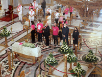 Με ροζ μπλουζάκια και απέραντη θλίψη το ...