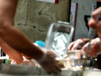 Ιερέας έβρισε και έδιωξε τρανς γυναίκα α...