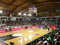 Κεκλεισμένων των θυρών το πρώτο εντός έδ...