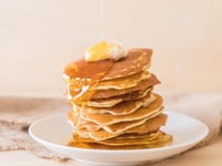 Εύκολη συνταγή για pancakes με 2 υλικά