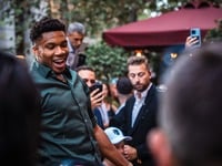 Ο Γιάννης Αντετονκούμπο βιντεοσκοπείται από τον Πατρινό Κωνσταντίνο Λιόπετα - Δείτε το backstage Ο Γιάννης Αντετονκούμπο βιντεοσκοπείται από τον Πατρινό Κωνσταντίνο Λιόπετα - Δείτε το backstage