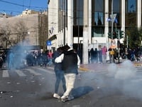 Τέμπη: Επεισόδια στο Σύνταγμα μετά τη με...