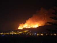 Υπό έλεγχο η μεγάλη φωτιά στη Μακύνεια Α...