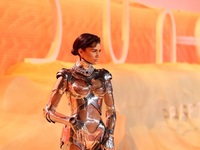 Ντύθηκε ρομπότ ή άλιεν: Η Ζεντάγια με vi...