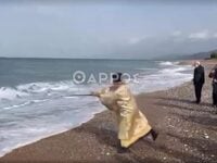 Μεσσηνία: Ιερέας έριξε το Σταυρό στη θάλ...