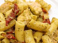 Πέννες με κοτόπουλο, πέστο βασιλικού και...