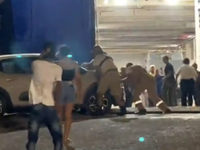 Άνδρος: Επιβάτες προσπαθούν να σπρώξουν ...