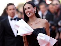 Nτέμι Μουρ: Αντίο Κάννες με πελώριο φιόγ...