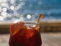 Καλοκαιρινή σανγκρία με κρασί ροζέ και φρούτα 