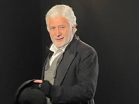 Ο Λάκης Λαζόπουλος υποδύεται τον Τσάρλι ...