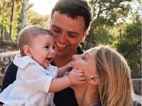 Τζένη Μπαλατσινού: Έτσι έντυσε τον γιο τ...