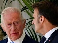Βασιλιάς Κάρολος: Με κόκκινο μάτι στη συ...