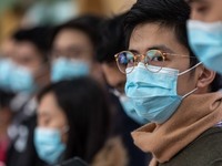 Ουχάν: Γιατροί και νοσηλευτές με πάνες α...