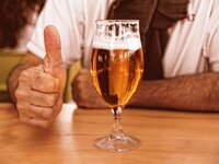 Να γιατί η μπύρα αφρίζει τόσο πολύ όταν ...