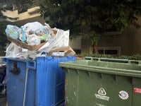 Γεμάτοι σκουπίδια οι κάδοι ανακύκλωσης -...