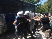 Ένταση μεταξύ φοιτητών και ΜΑΤ έξω από τ...