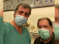 Με πράσινη ρόμπα χειρουργείου και νυστέρ...