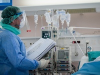 Στους 185 οι νεκροί από κορωνοϊό στην Ελ...