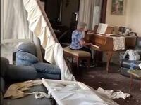Γιαγιά στη Βηρυτό παίζει πιάνο μέσα στο ...