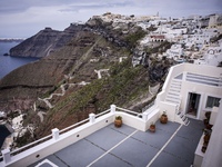 Σε αυστηρή καραντίνα Μύκονος και Σαντορί...