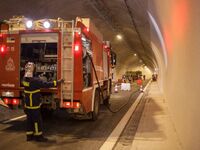 Πάτρα- TΩΡΑ: Αυτοκίνητο έχει τυλιχτεί στ...