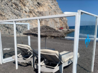 Εγκαταστάθηκαν οι πρώτες ξαπλώστρες με π...