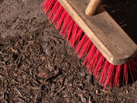 Γιατί «δεν κάνει» να σκουπίζεις τη Μεγάλη Εβδομάδα