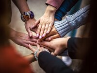 Ο κορωνοϊός βάζει τέλος σε χειραψίες και φιλιά! 