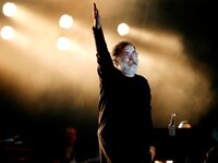 Αυτό είναι το νέο τραγούδι του Θάνου Μικ...