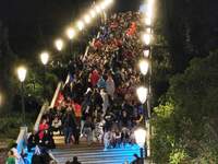 Πάτρα: Γέμισαν καρναβαλιστές οι σκάλες Α...