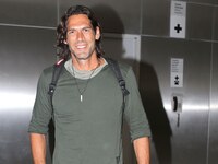 Ο Γιάννης Σπαλιάρας ταΐζει τα γατάκια του - ΒΙΝΤΕΟ