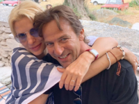 Η Ελένη Μενεγάκη στο κρεβάτι, άβαφη, με ...